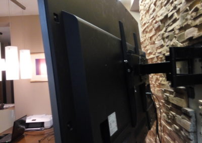 Montáž TV držáků na stěnu.